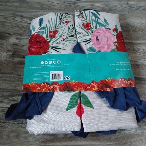 Pioneer Woman Blue Ruffle & Red Roses Christmas Tree Skirt, 48" - Picture 4 of 4